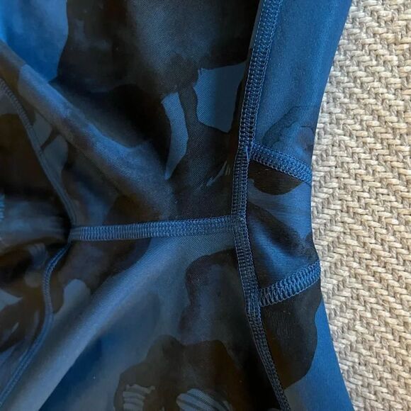 Lululemon Wunder Under Crop - Picture 3 of 8